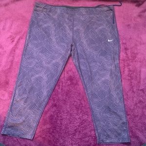 NIKE Dry-FIT Crop Leggings